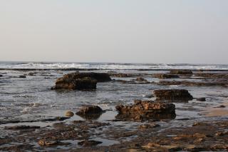 Flat rocks between Mpahlane &amp; Mnyameni rivers: Rock pools with breakers hitting reef 40m away (Photo: Julia Sestier)
