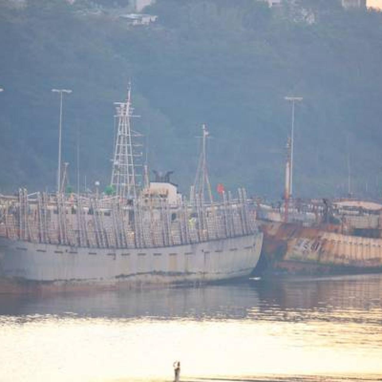 "Legal" Chinese fishing vessel with 600 tons of squid that ran away from our coastguard