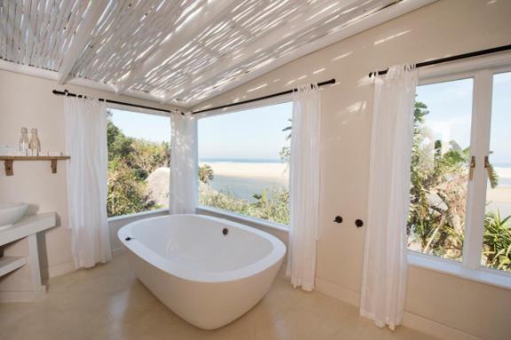 Umngazi honeymoon suite bathroom