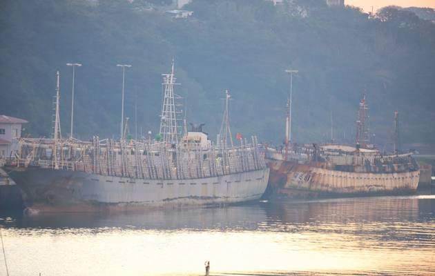 "Legal" Chinese fishing vessel with 600 tons of squid that ran away from our coastguard